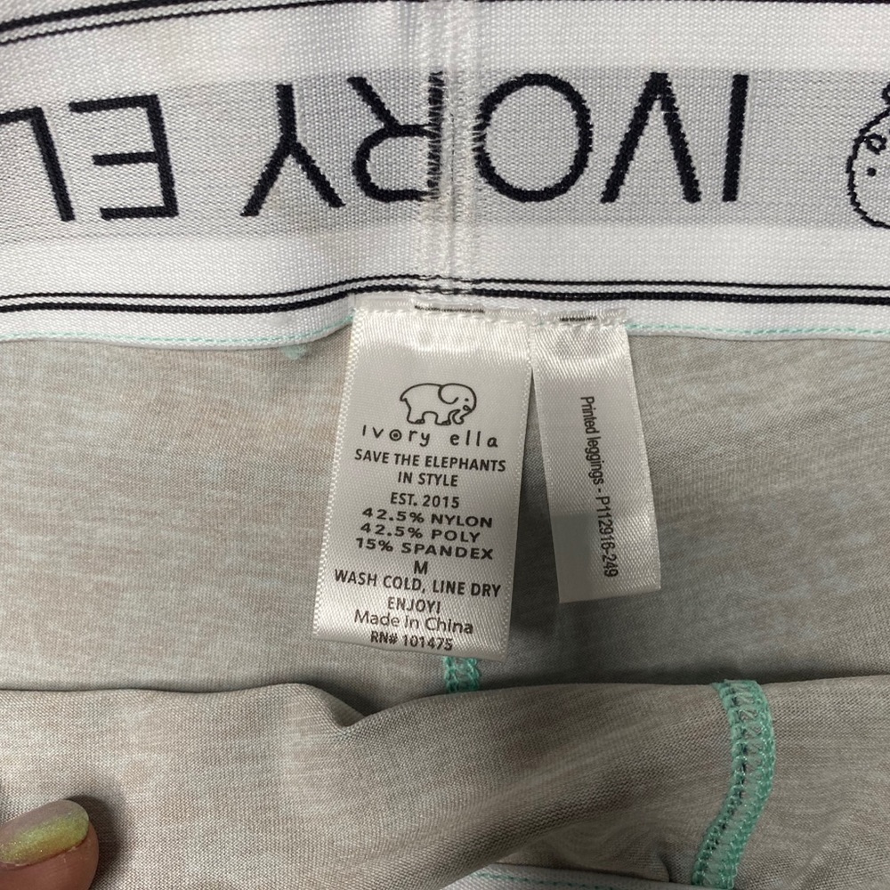 Ivory Ella Patterned capris - Picture 3 of 3